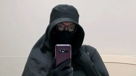 Жінка називає себе "вампіром" через хворобу, яка відправляє її до лікарні за хвилини на сонці